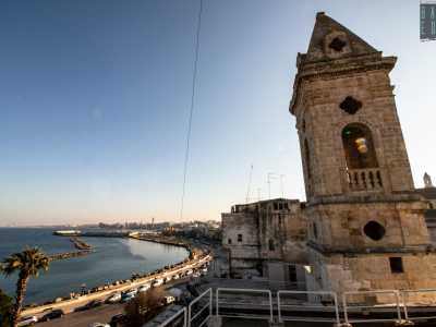 Si tratta di storie di una Bari dimenticata, che continua per� a vivere grazie al suo testimone: un campanile che si staglia imponente sul mare da pi� di trecento anni